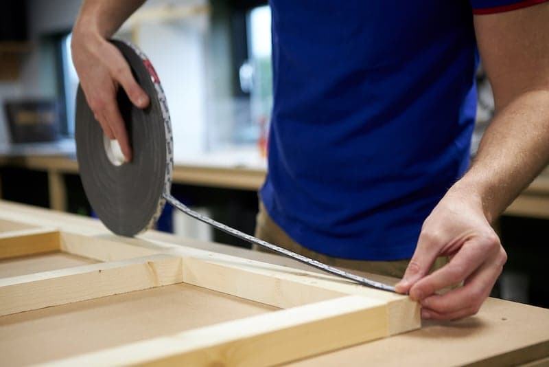 Kunststof plafond toilet maken dubbelzijdig tape aanbrengen op regelwerk