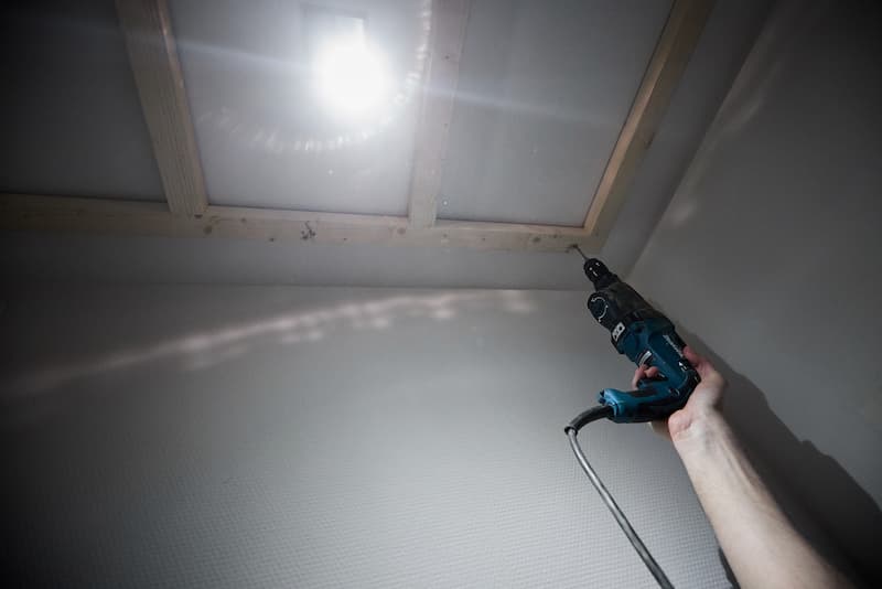 Kunststof plafond toilet maken regelwerk aan plafond schroeven