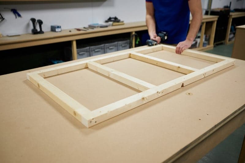 Kunststof plafond toilet maken schroeven in regelwerk