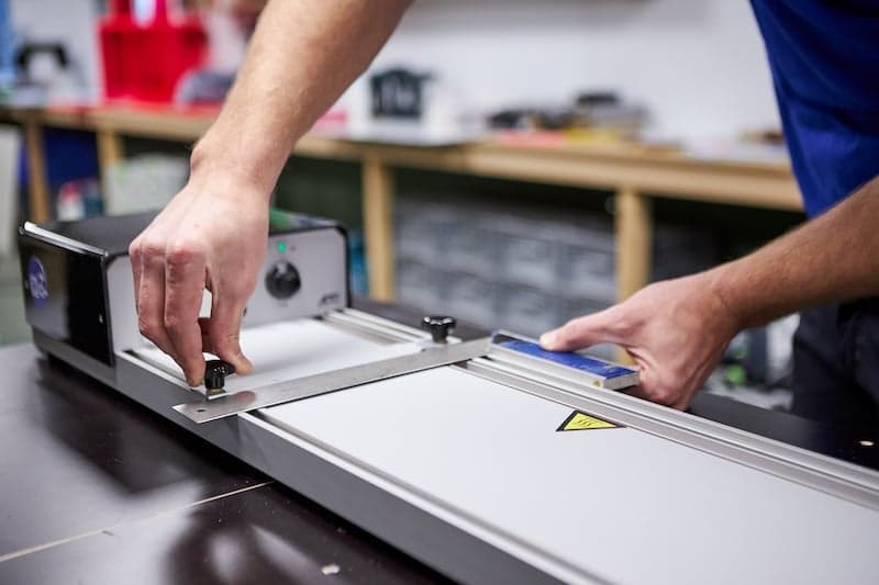 plexiglas tafeltje maken buigapparaat aanzetten
