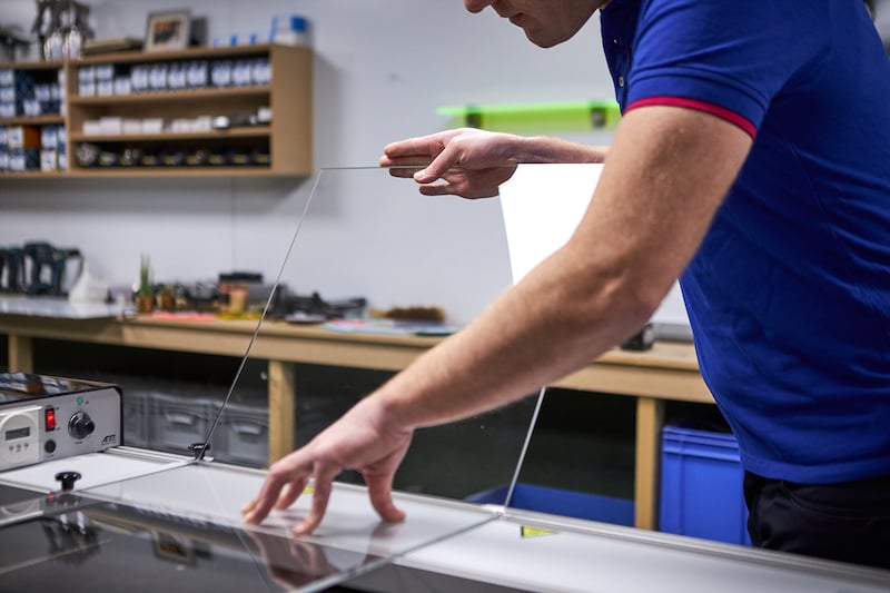 Salontafel maken plexiglas buigen op buigapparaat