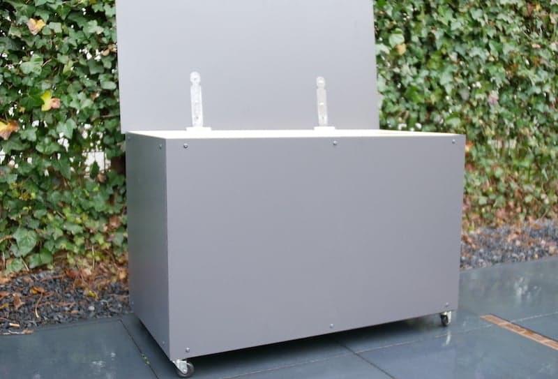 Leuke tuin ideeen Opbergkist tuinkussens in tuin met klep open