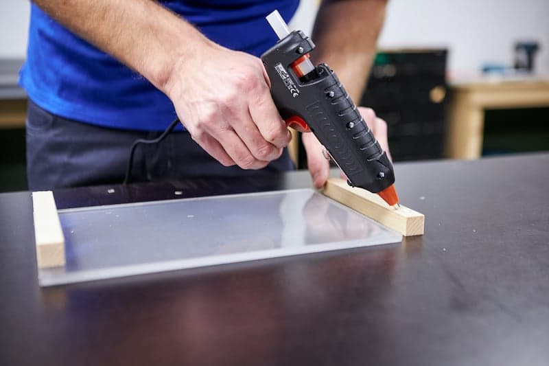 Mierenboederij maken hout op plexiglas lijmen