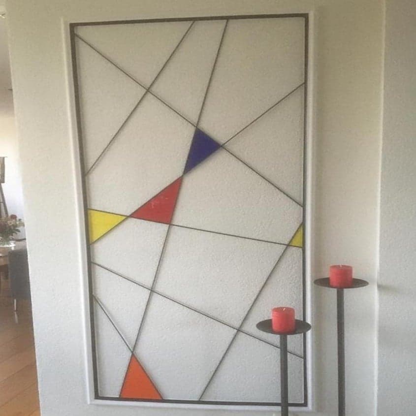 Muurdecoratie met gekleurd plexiglas