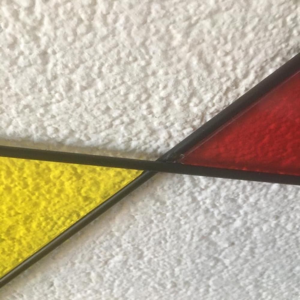 Muurdecoratie met gekleurd plexiglas