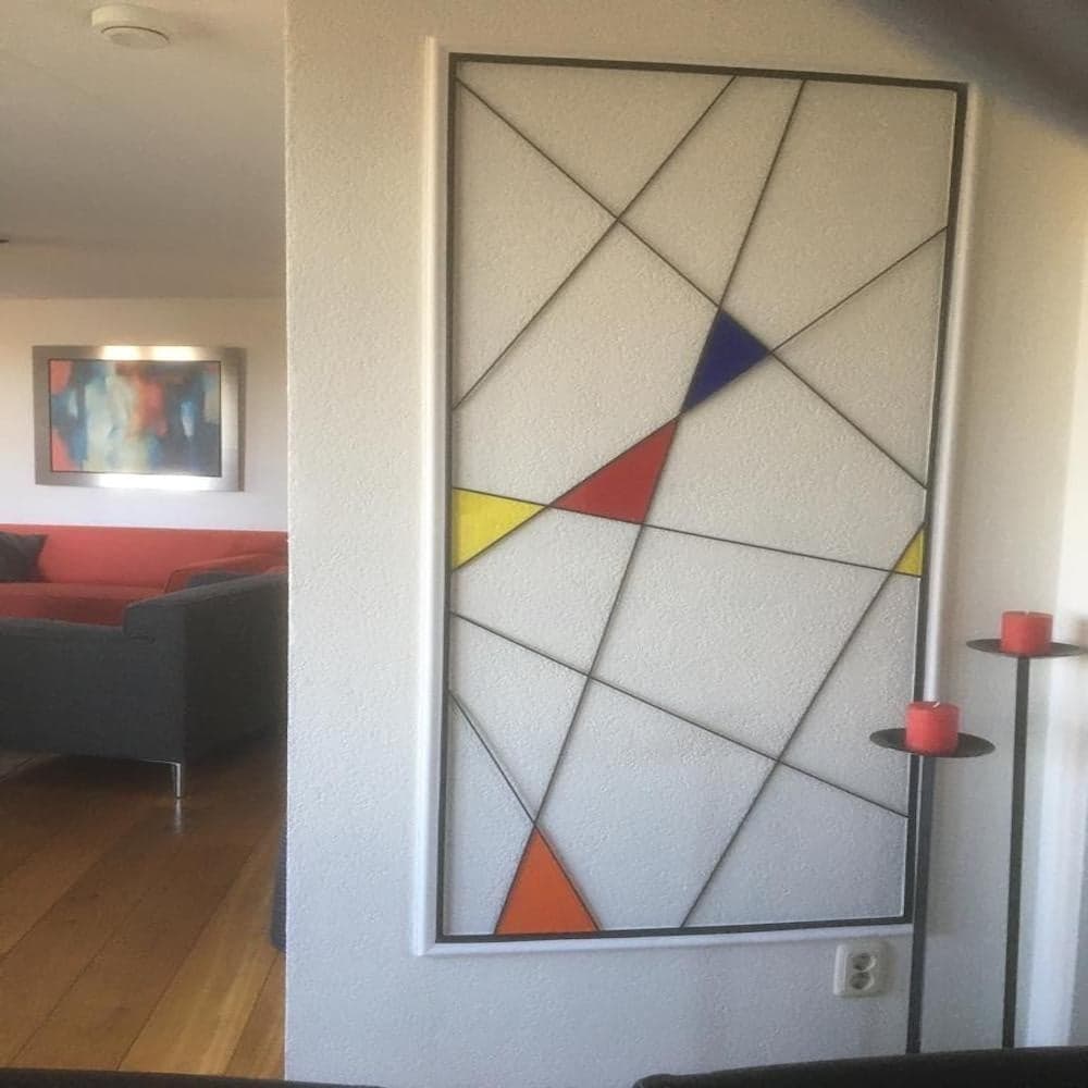 Muurdecoratie met gekleurd plexiglas