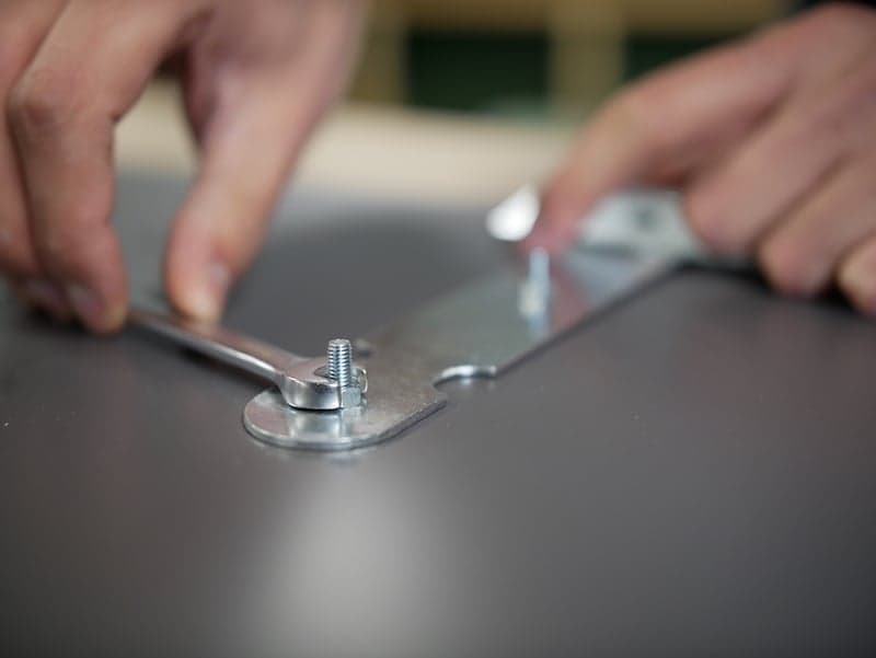 Pakketbrievenbus HPL aandraaien bout scharnieren