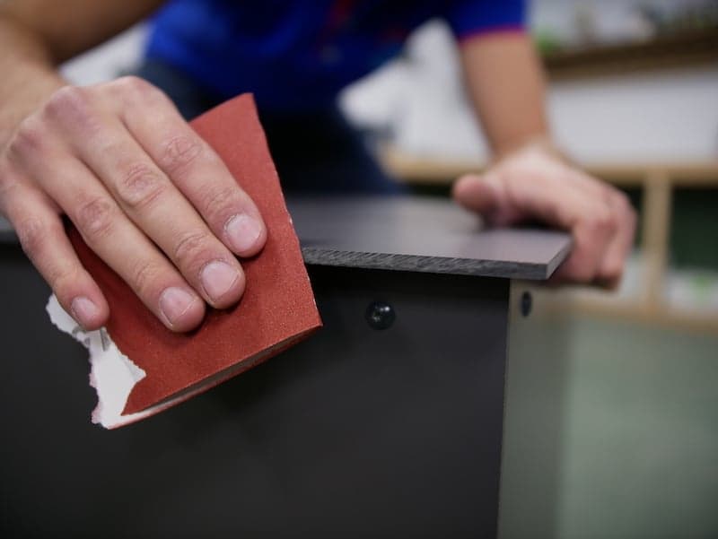 Pakketbrievenbus HPL afronden scherpe randen met schuurpapier