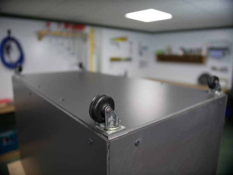 Pakketbrievenbus HPL met zwenkwieltjes