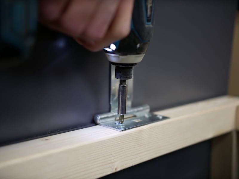 Pakketbrievenbus HPL vastzetten scharnieren