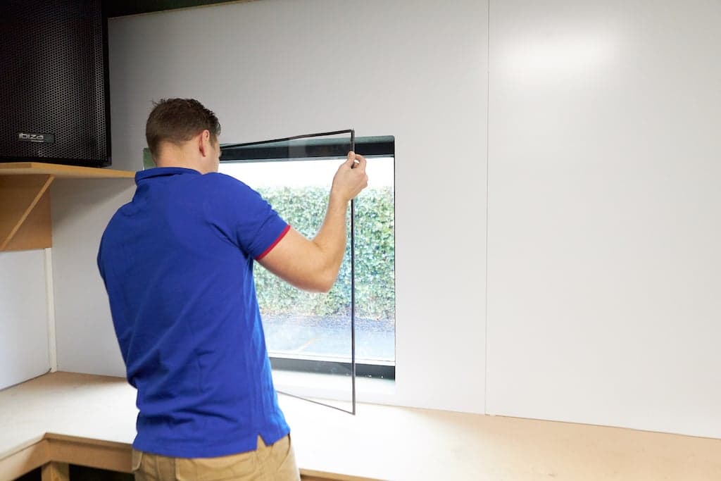 Plexiglas voorzetraam in kozijn plaatsen