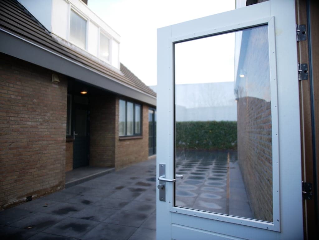Raam vervangen eindresultaat plexiglas in schuurdeur