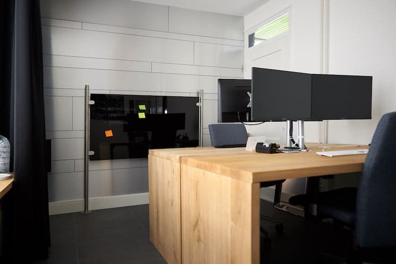 Roomdivider memobord krijtstiften in thuiskantoor