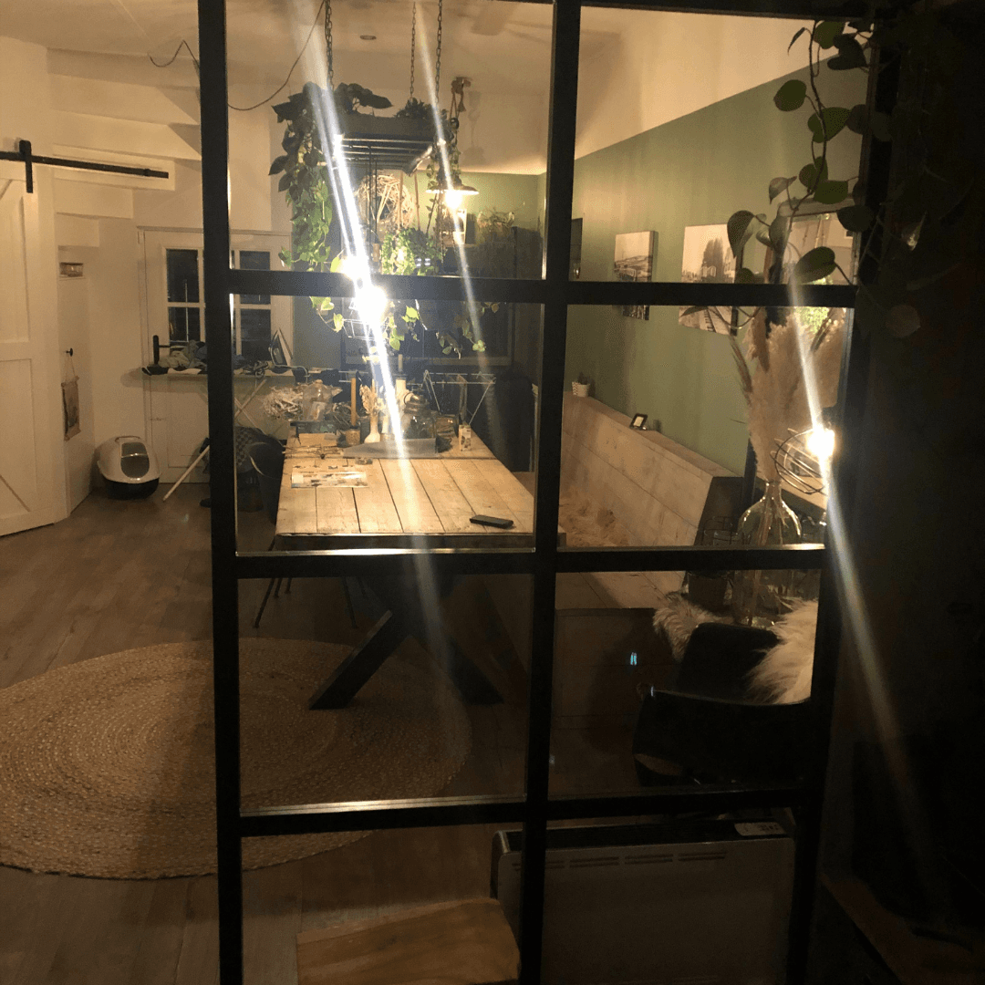 Roomdivider van plexiglas en hout