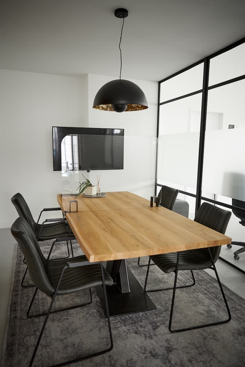 Scherm over vergadertafel