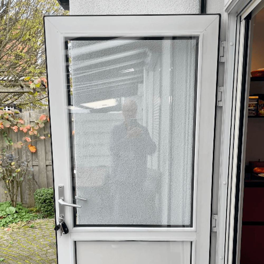 Voorzetramen plaatsen op kunststof kozijnen zonder te schroeven