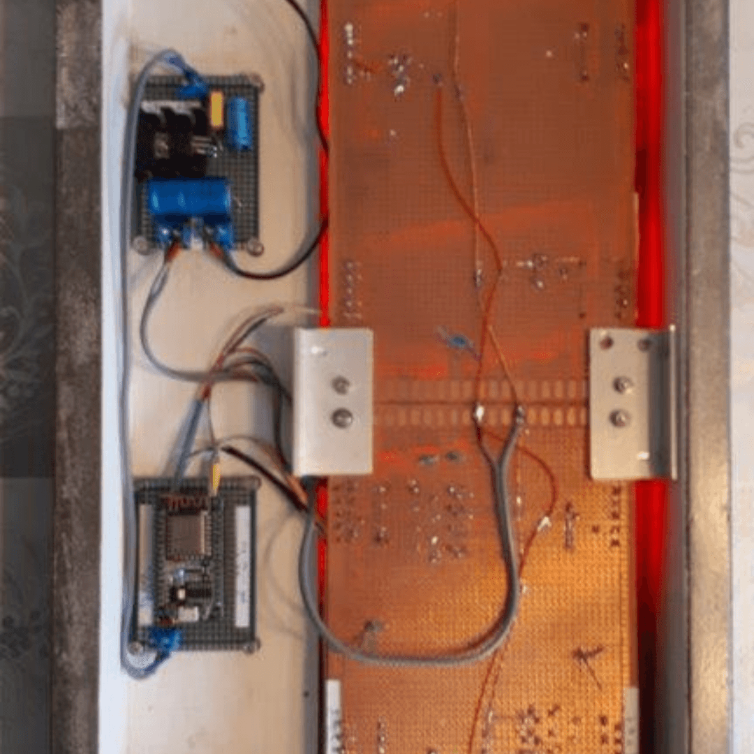 Digitale wandklok met metaallook