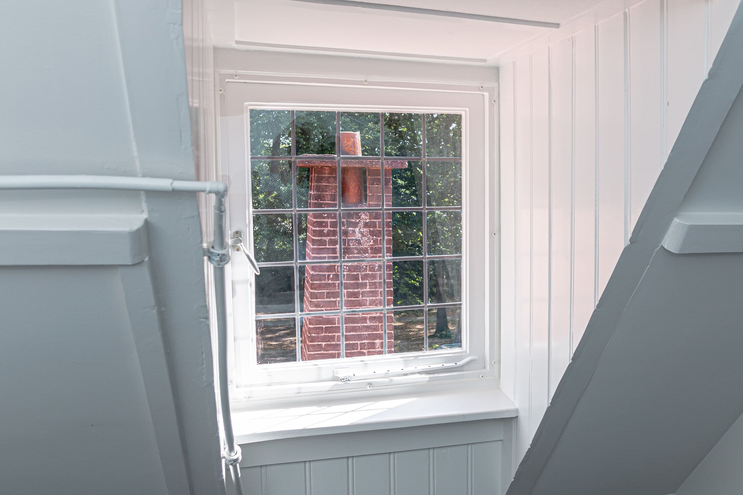 Vast voorzetraam met schroeven eindresultaat