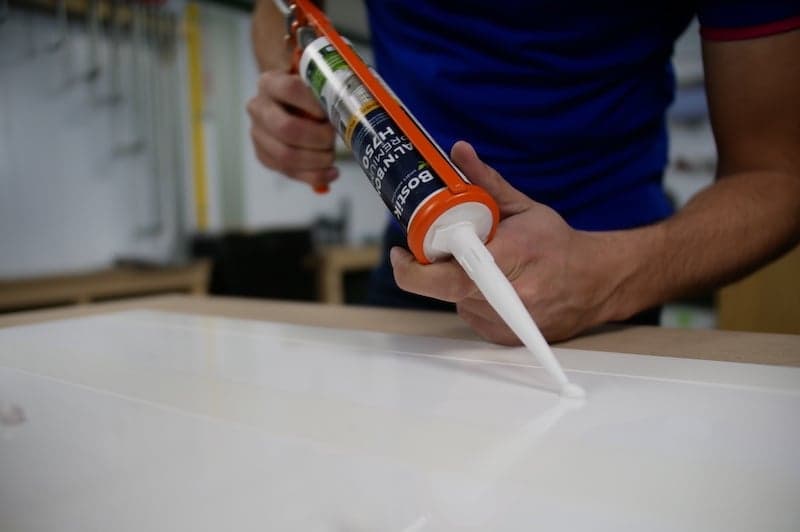 Plexiglas achterwand bevestigen