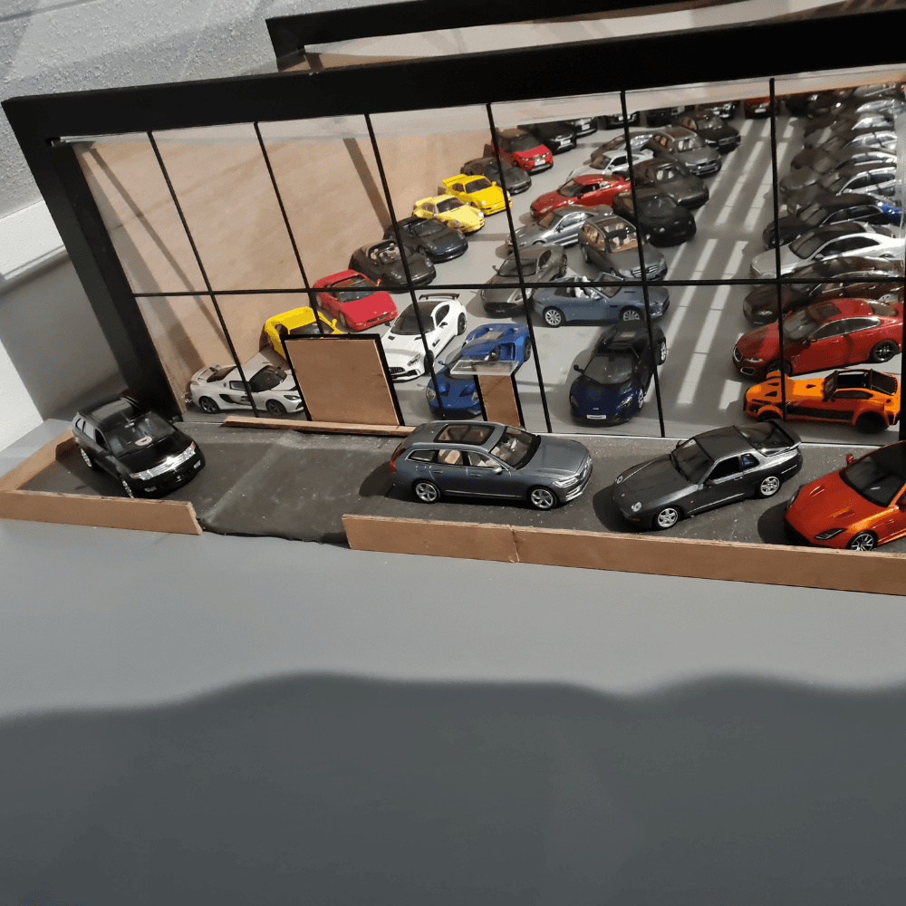 Vitrinekast van plexiglas en triplex
