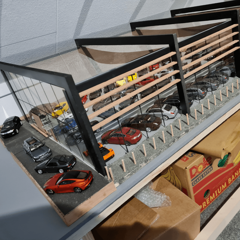 Vitrinekast van plexiglas en triplex