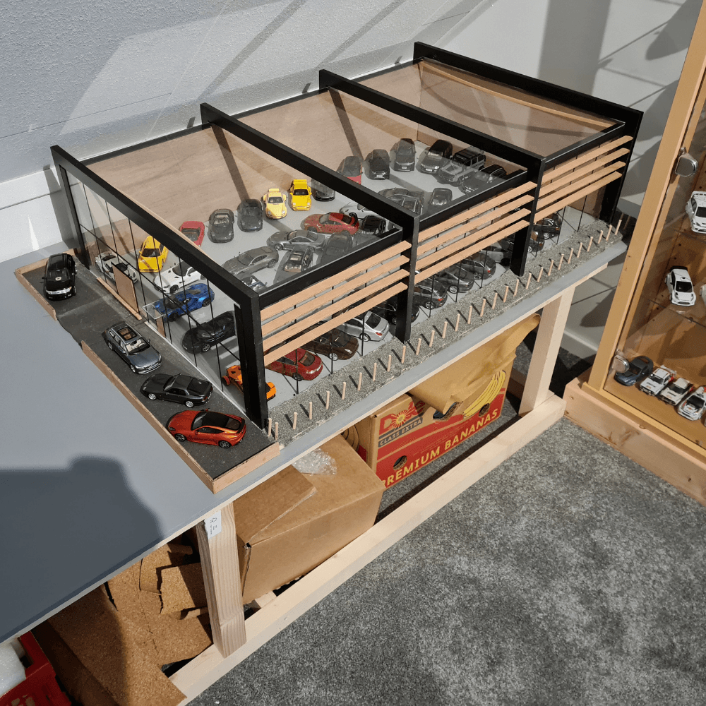 Vitrinekast van plexiglas en triplex