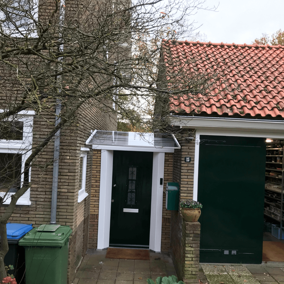 Voordeur afdakje van polycarbonaat