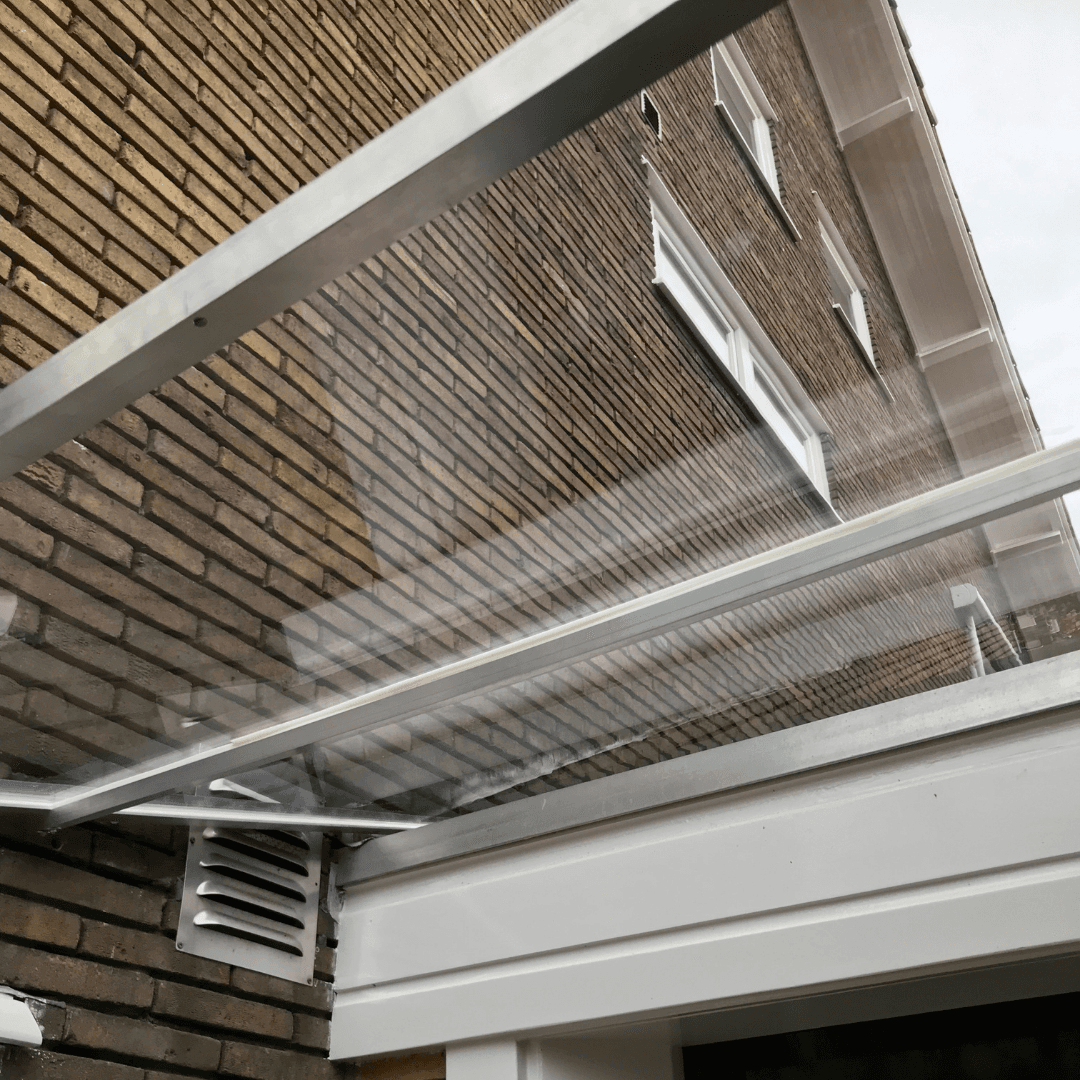 Voordeur afdakje van polycarbonaat