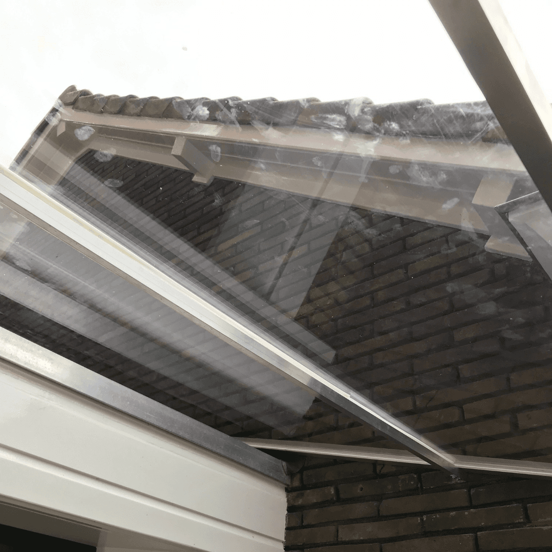 Voordeur afdakje van polycarbonaat