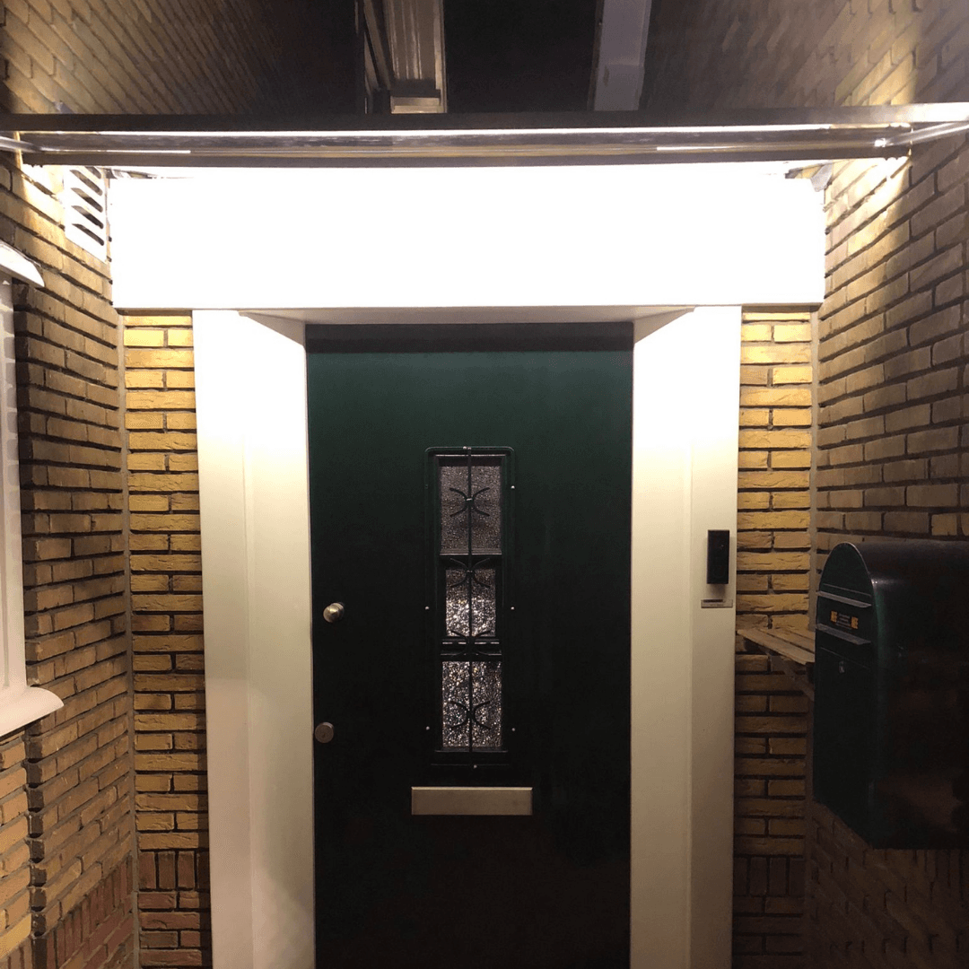Voordeur afdakje van polycarbonaat