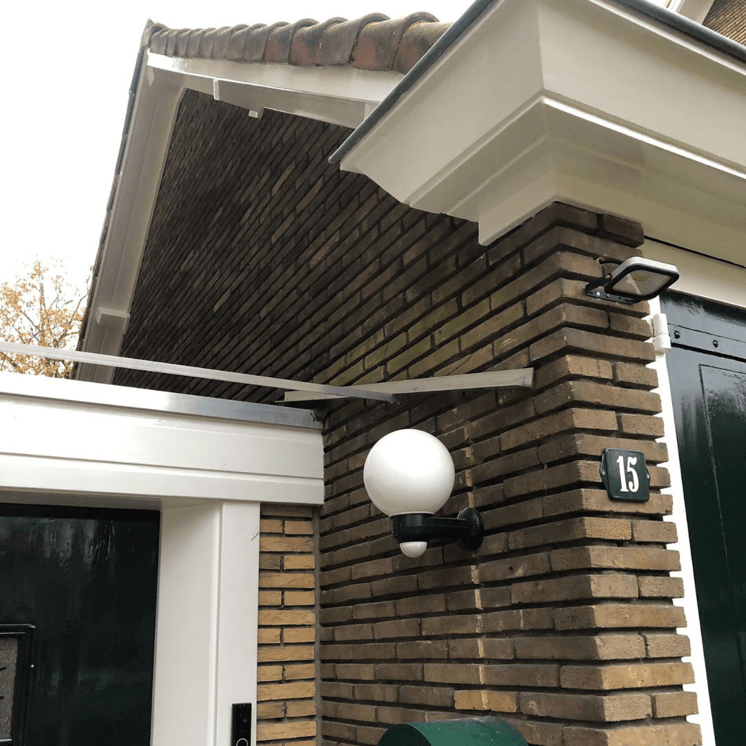 Voordeur afdakje van polycarbonaat Voordeur afdakje van polycarbonaat