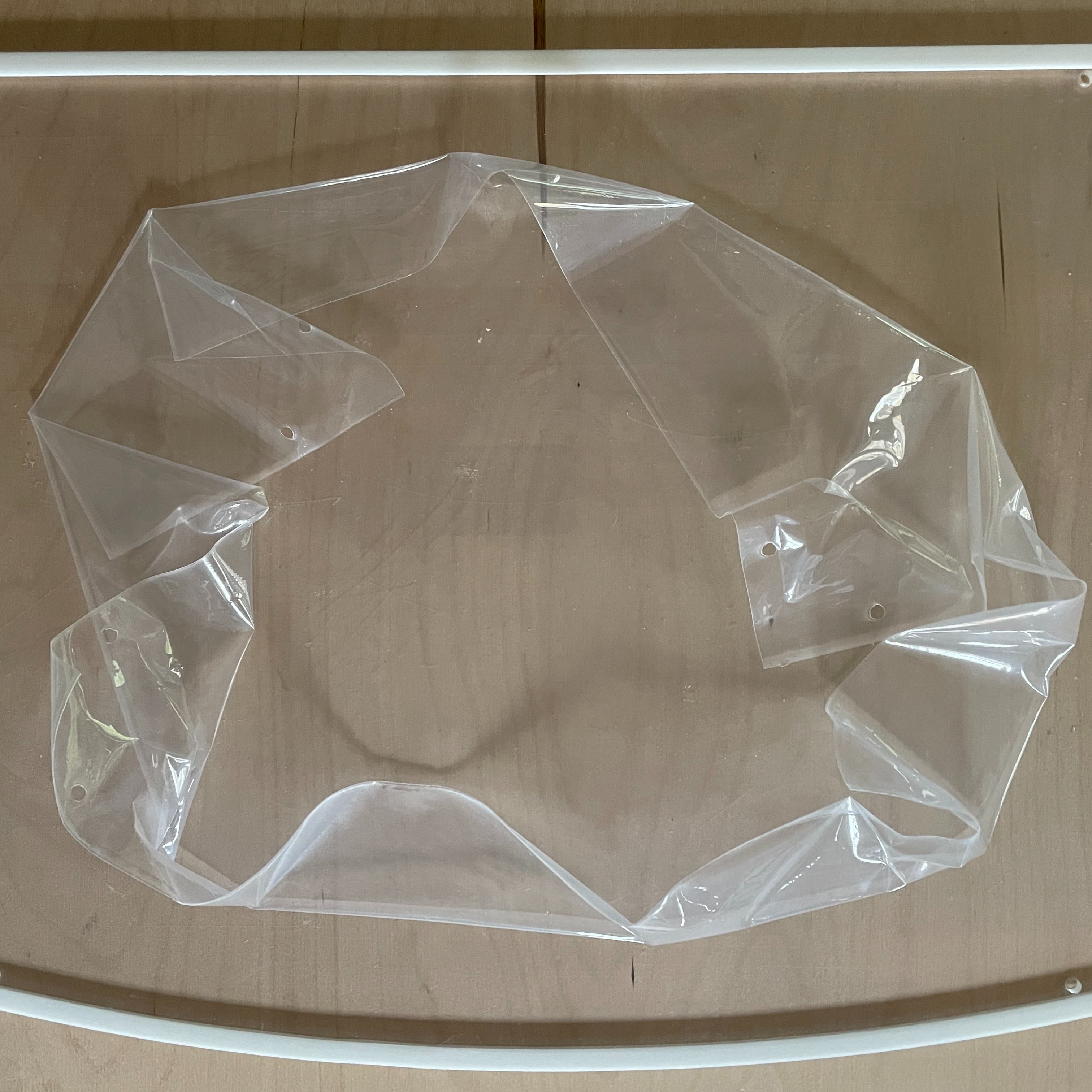 Voorzetraam aan de buitenzijde van glas-in-loodraam