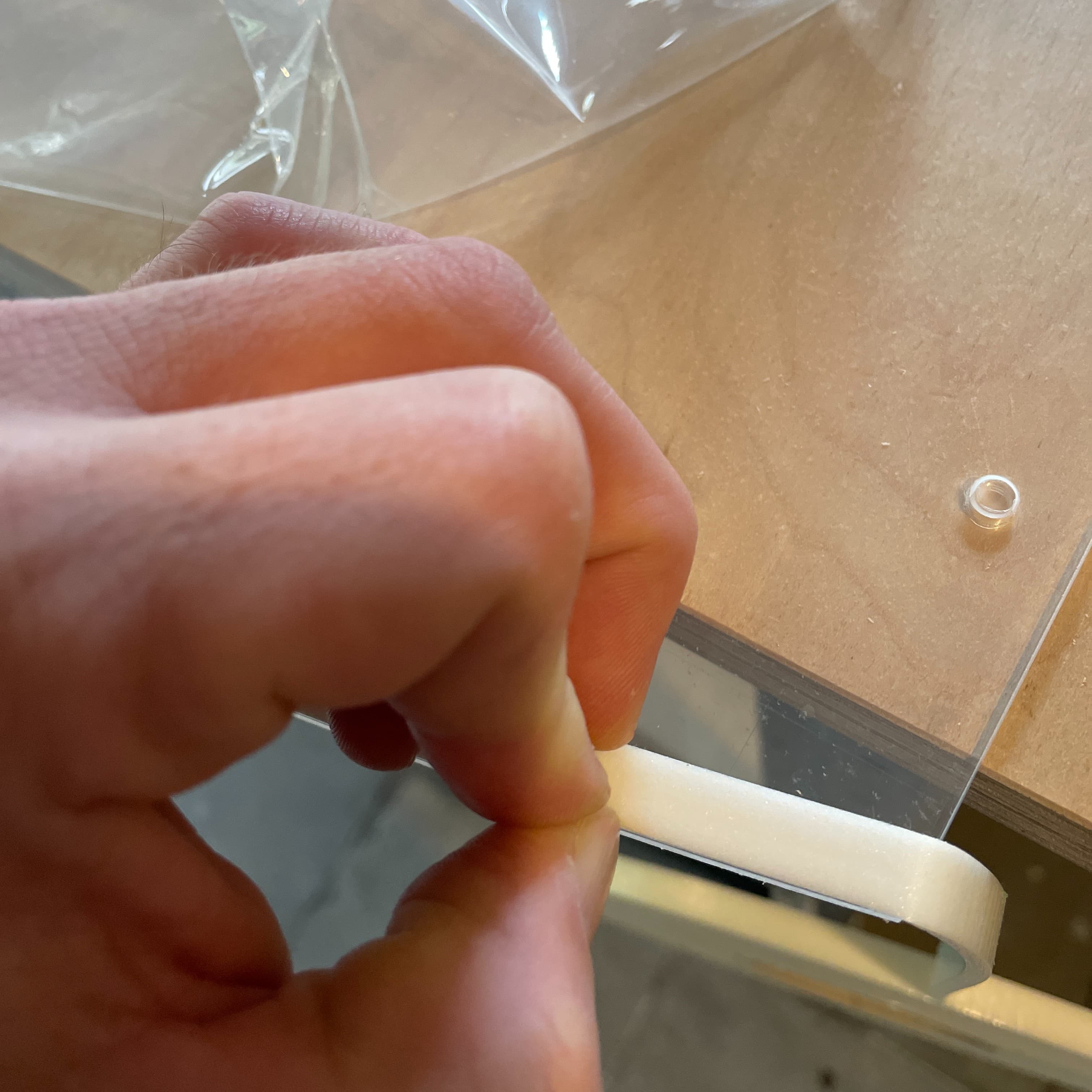 Voorzetraam aan de buitenzijde van glas-in-loodraam