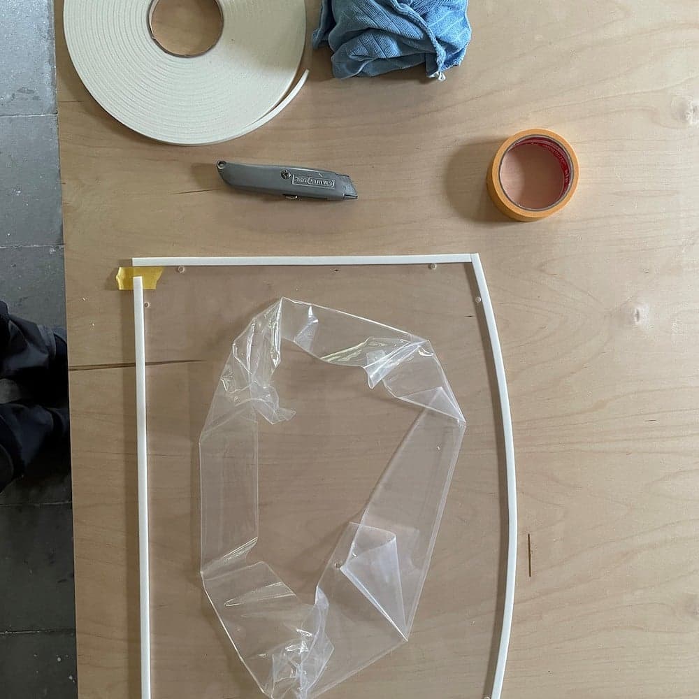 Voorzetraam aan de buitenzijde van glas-in-loodraam