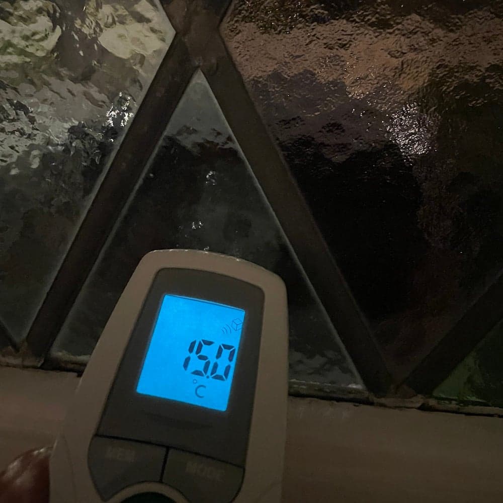 Voorzetraam aan de buitenzijde van glas-in-loodraam