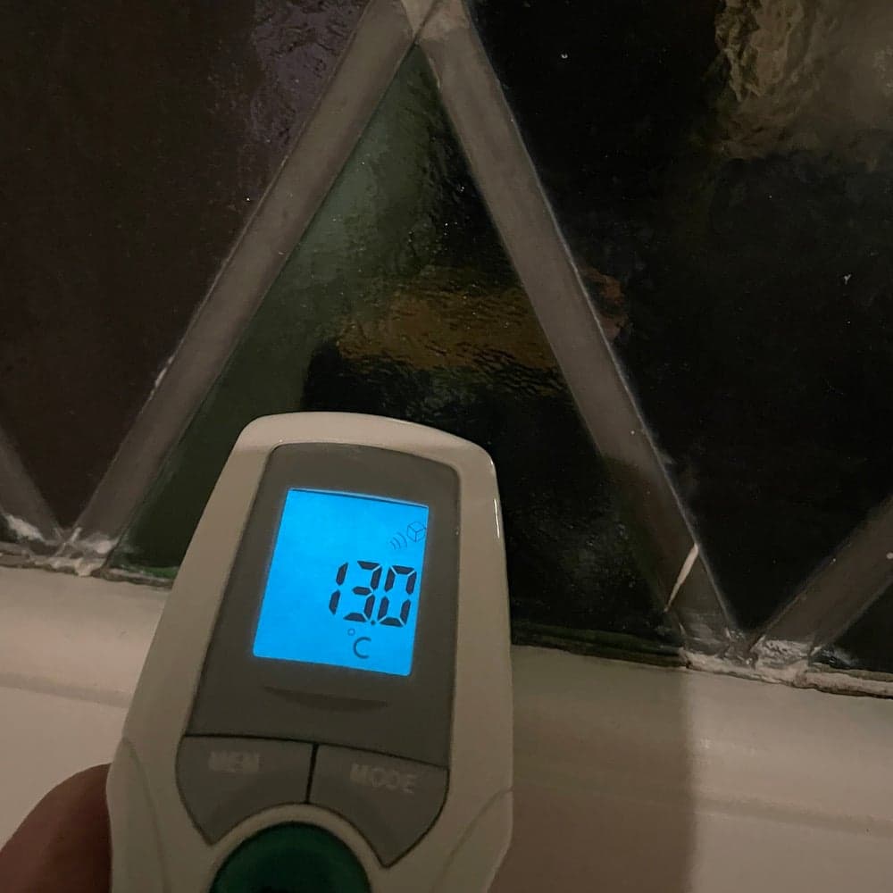 Voorzetraam aan de buitenzijde van glas-in-loodraam
