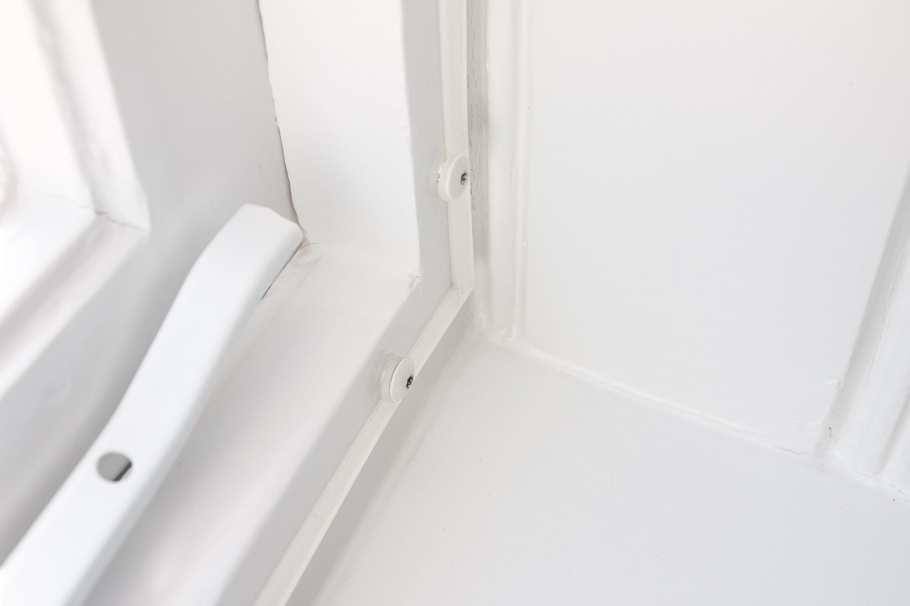 Vast voorzetraam met schroeven eindresultaat