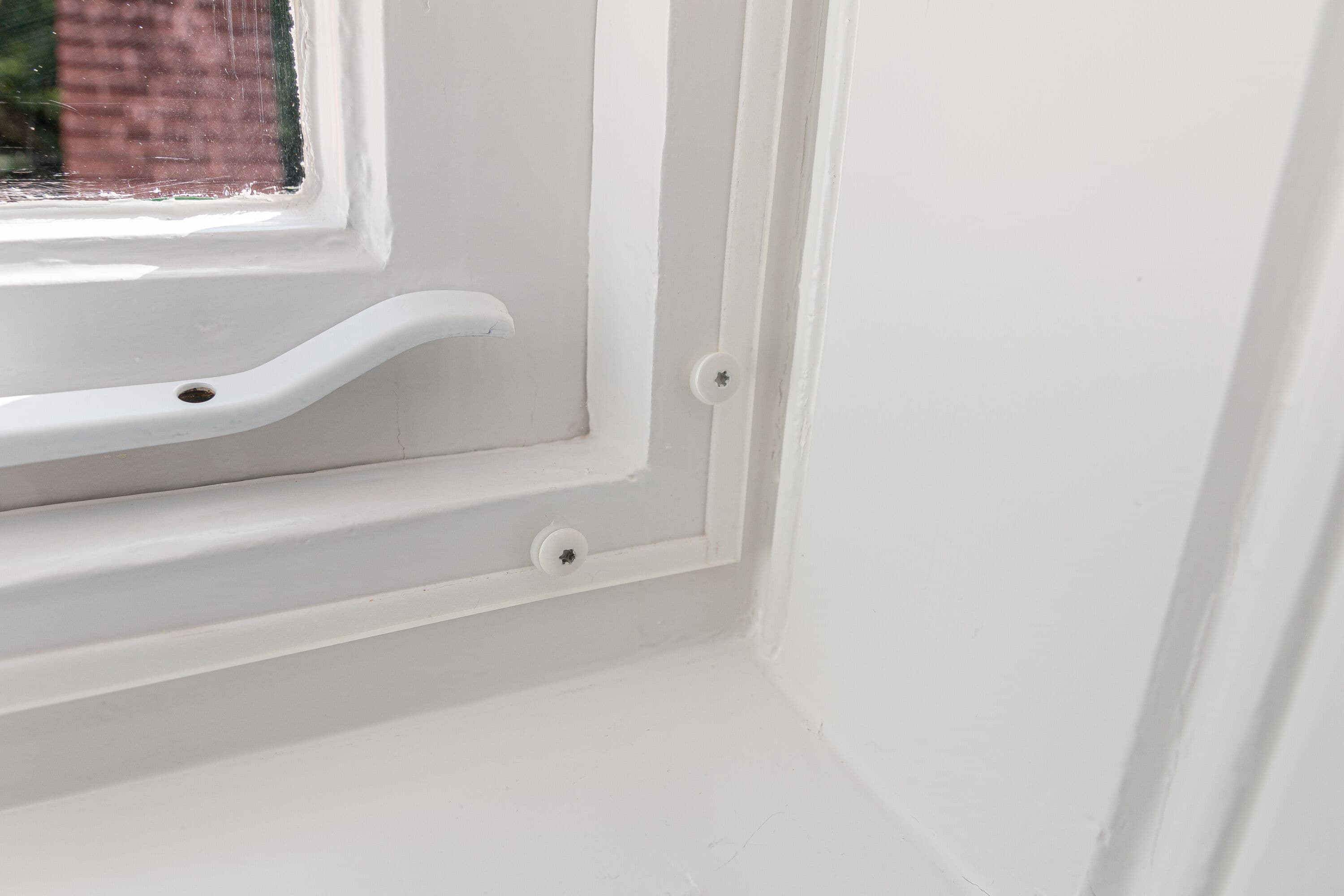 Vast voorzetraam met schroeven eindresultaat