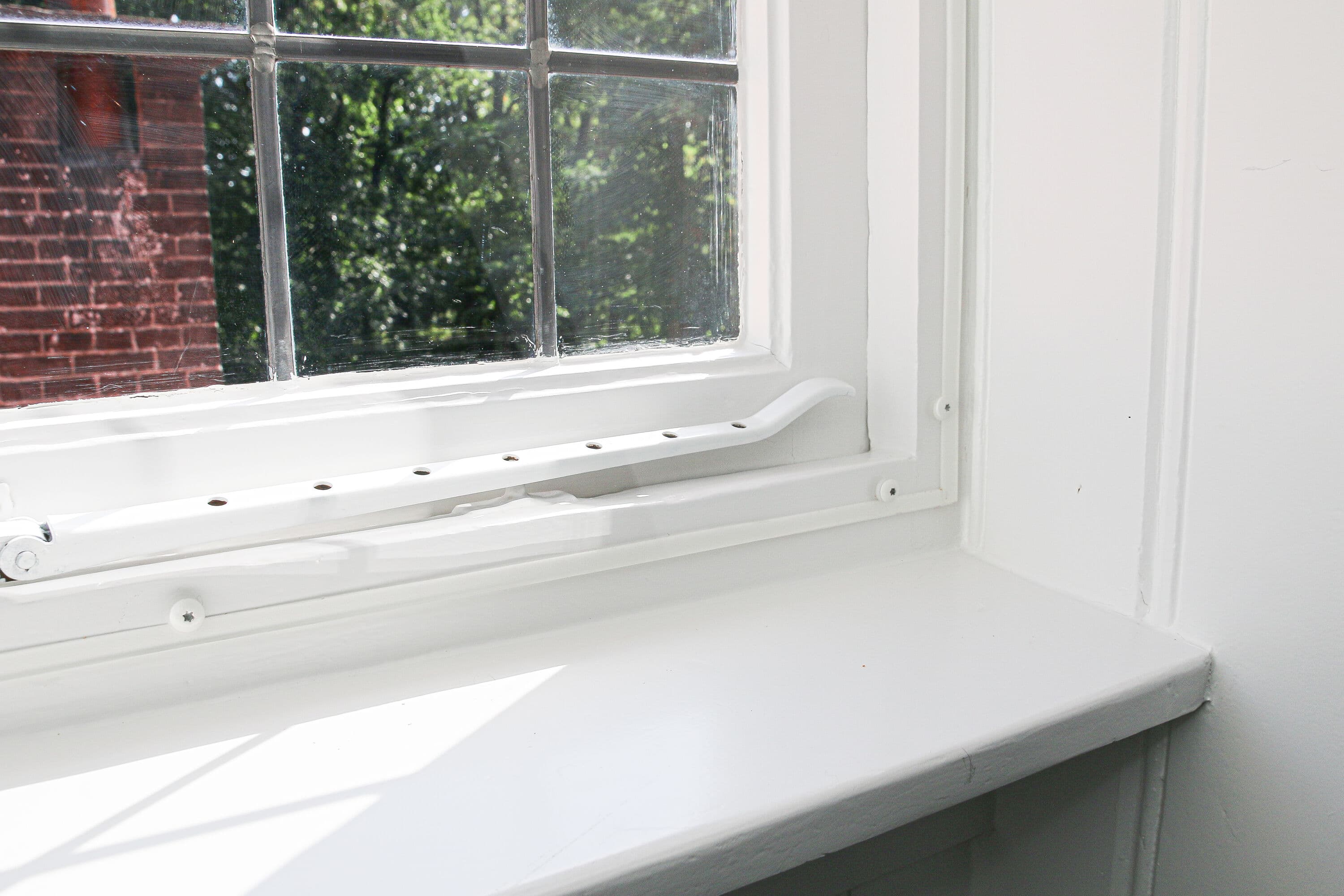 Vast voorzetraam met schroeven eindresultaat