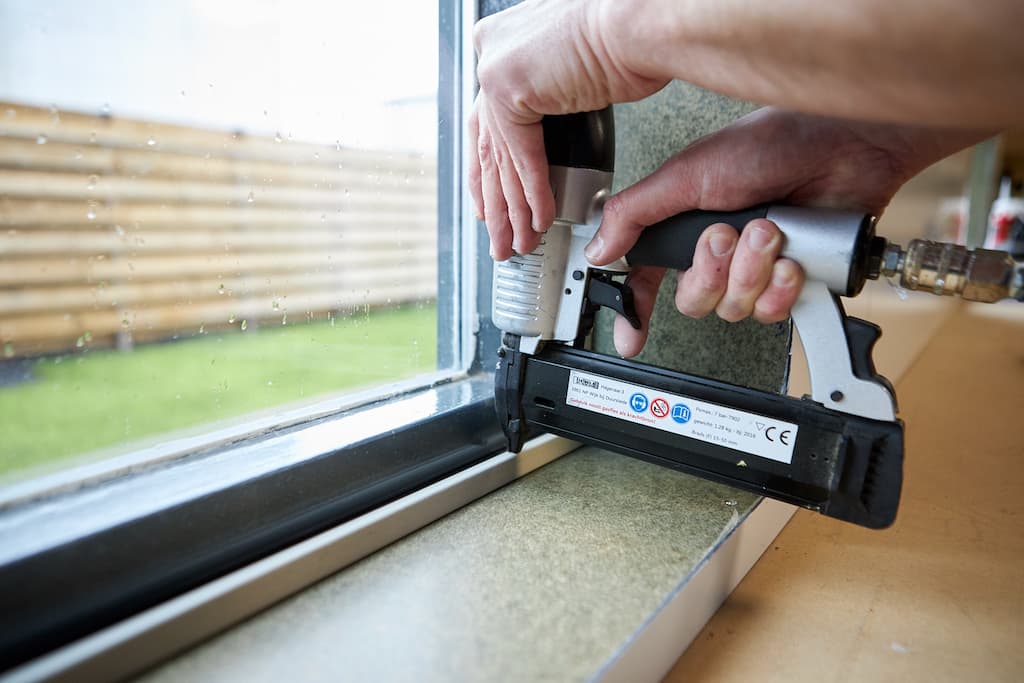 Voorzetramen maken neuslatten bevestigen met tacker