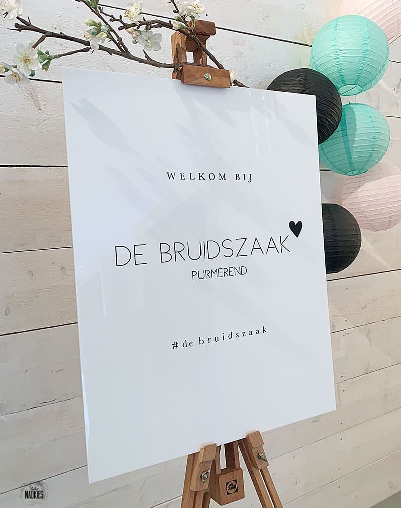 Welkomstbord op schildersezel wit plexiglas