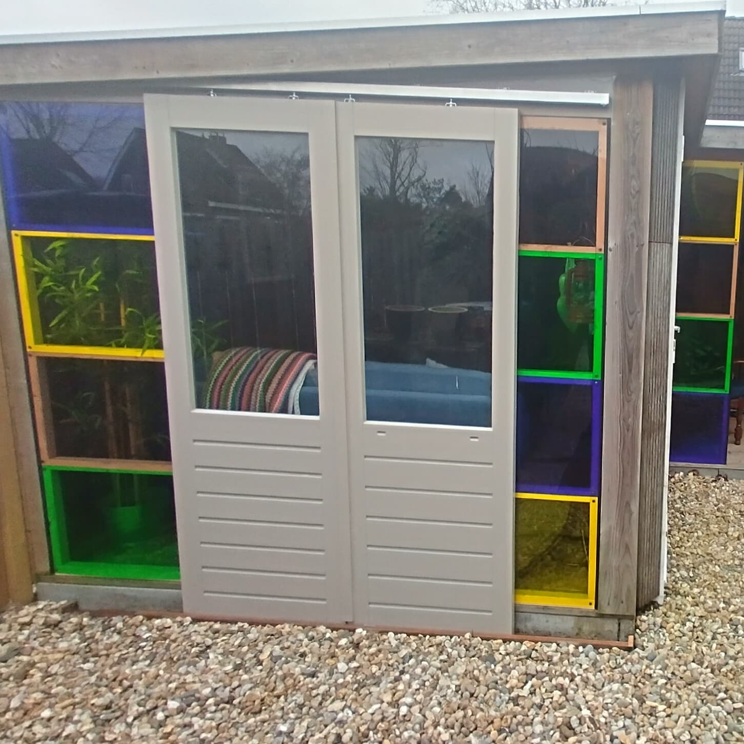 Winddichte overkapping met gekleurd plexiglas 1.1
