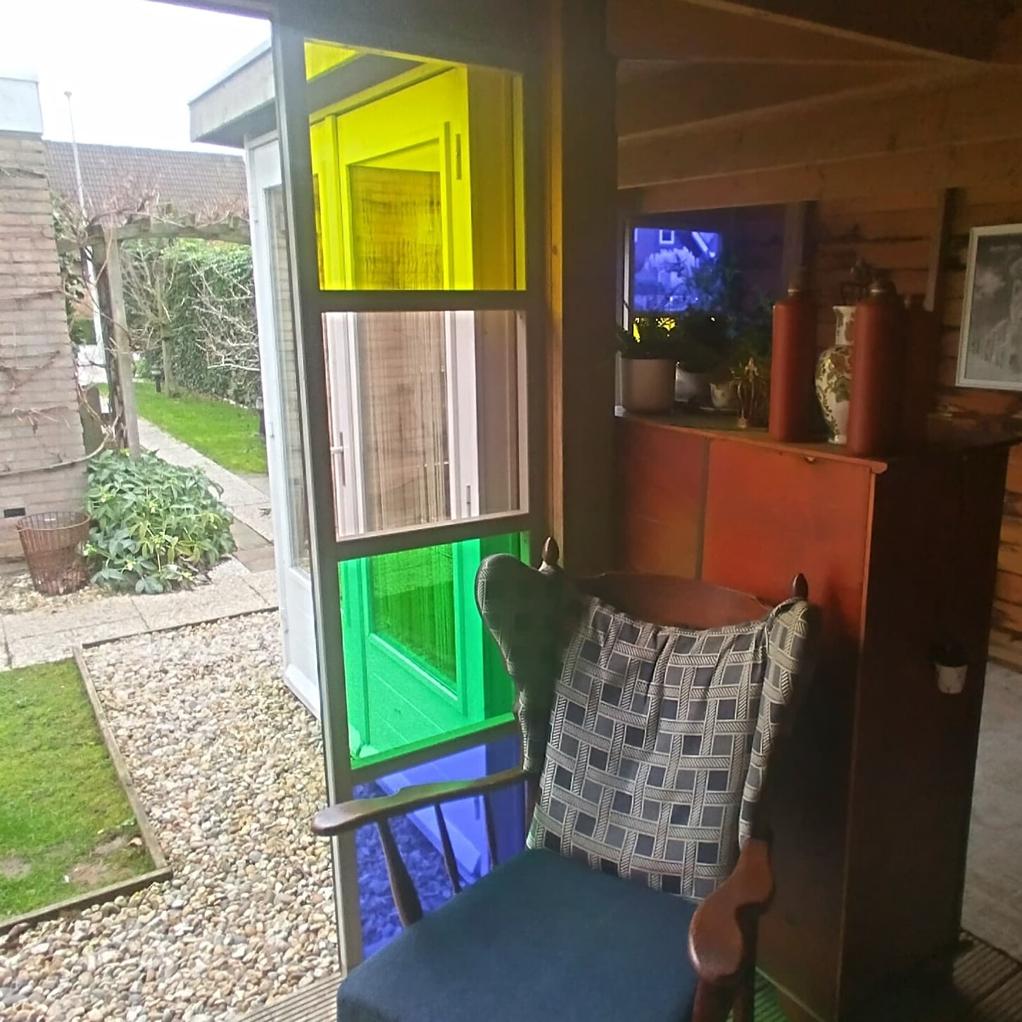 Winddichte overkapping met gekleurd plexiglas 1.3