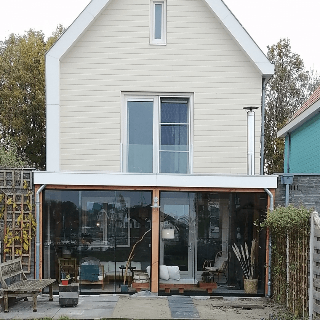 Witte Trespa® boeidelen voor de aanbouw