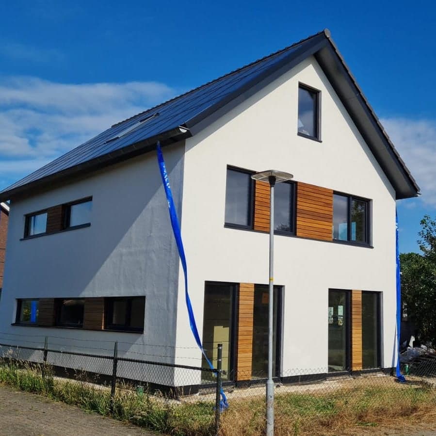 Zelf gebouwd huis met HPL dakranden