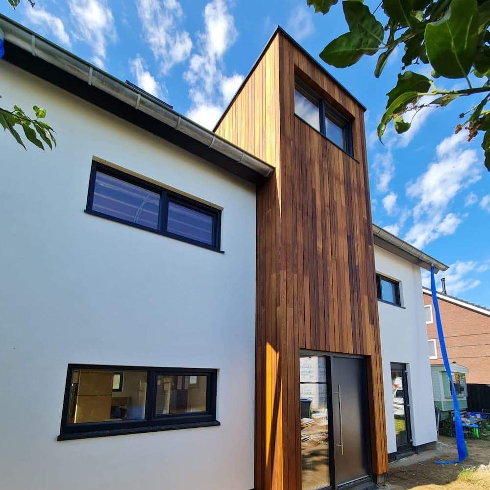 Zelf gebouwd huis met HPL dakranden