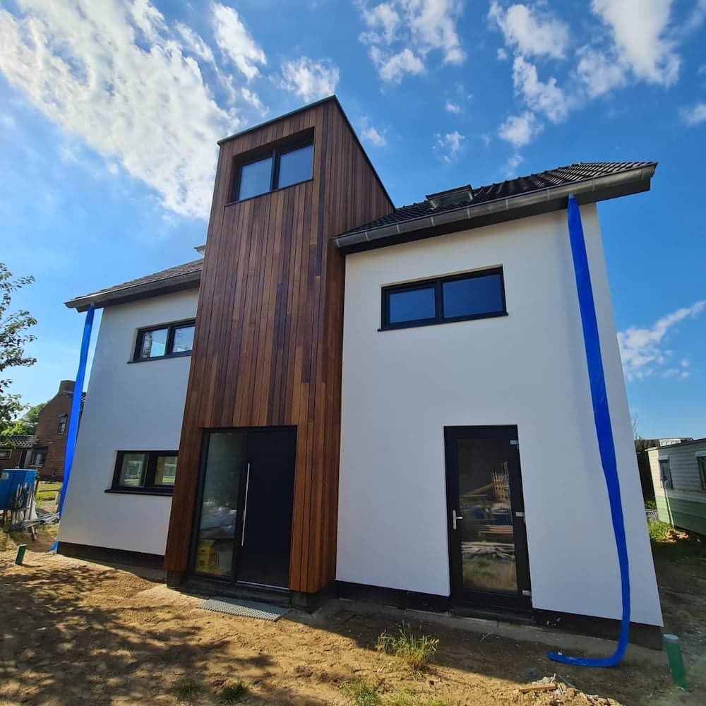 Zelf gebouwd huis met HPL dakranden