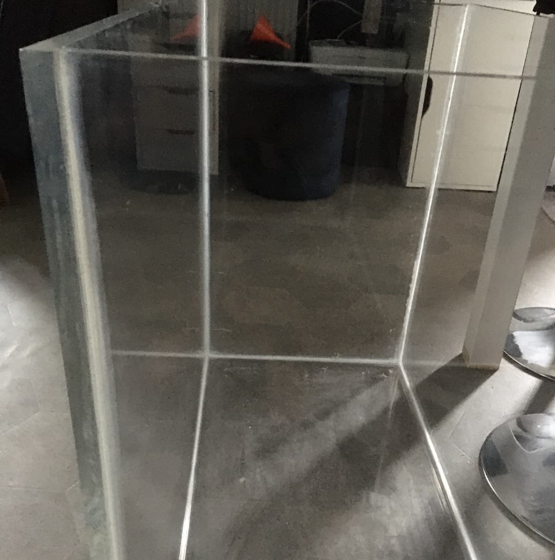 Zelfgemaakt aquarium van plexiglas