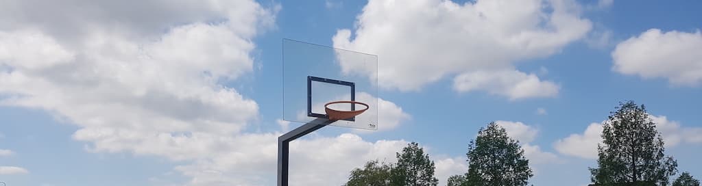 Basketbalveld met polycarbonaat basketbord
