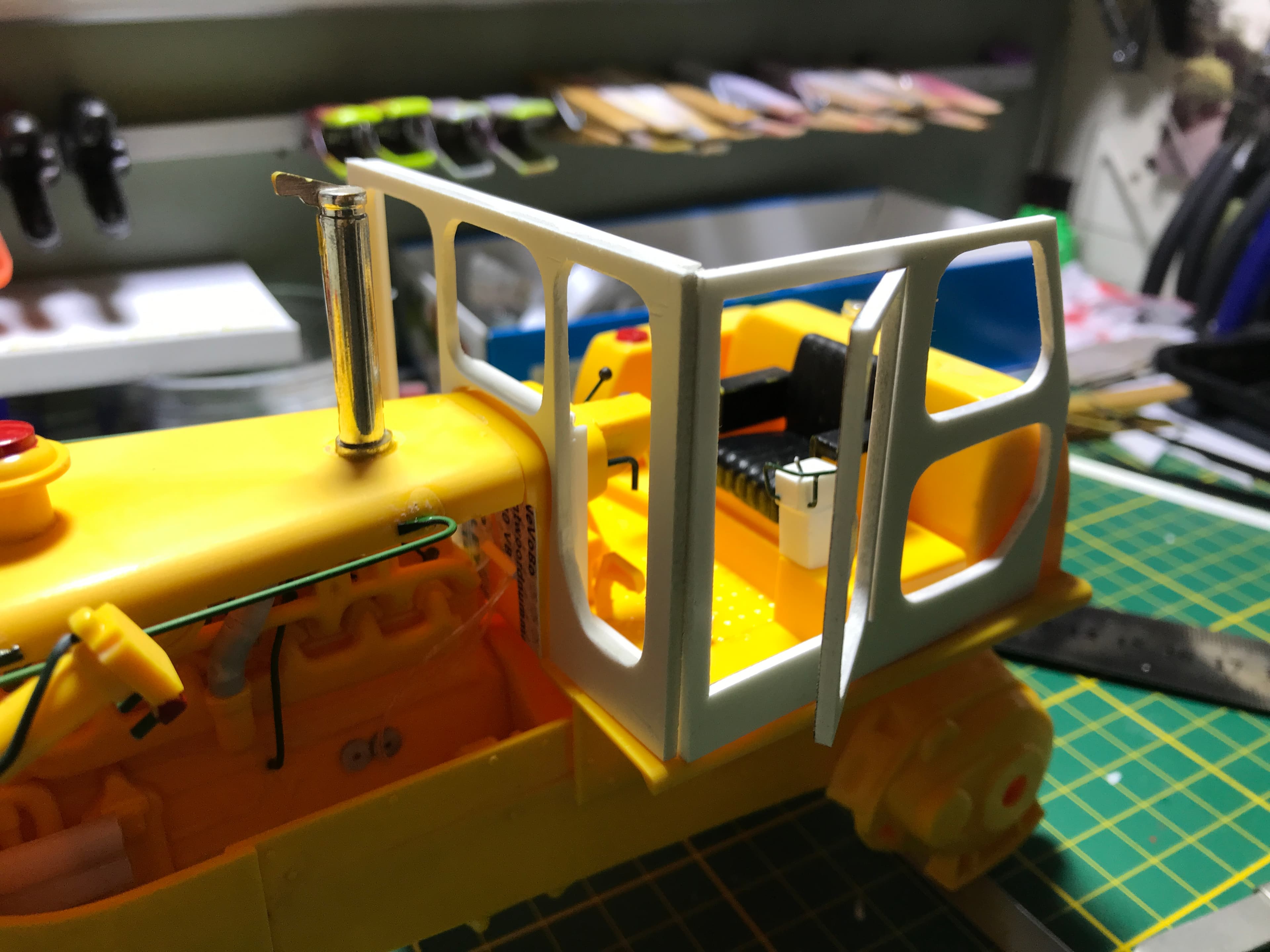 Geschuimd PVC cabine voor model bulldozer